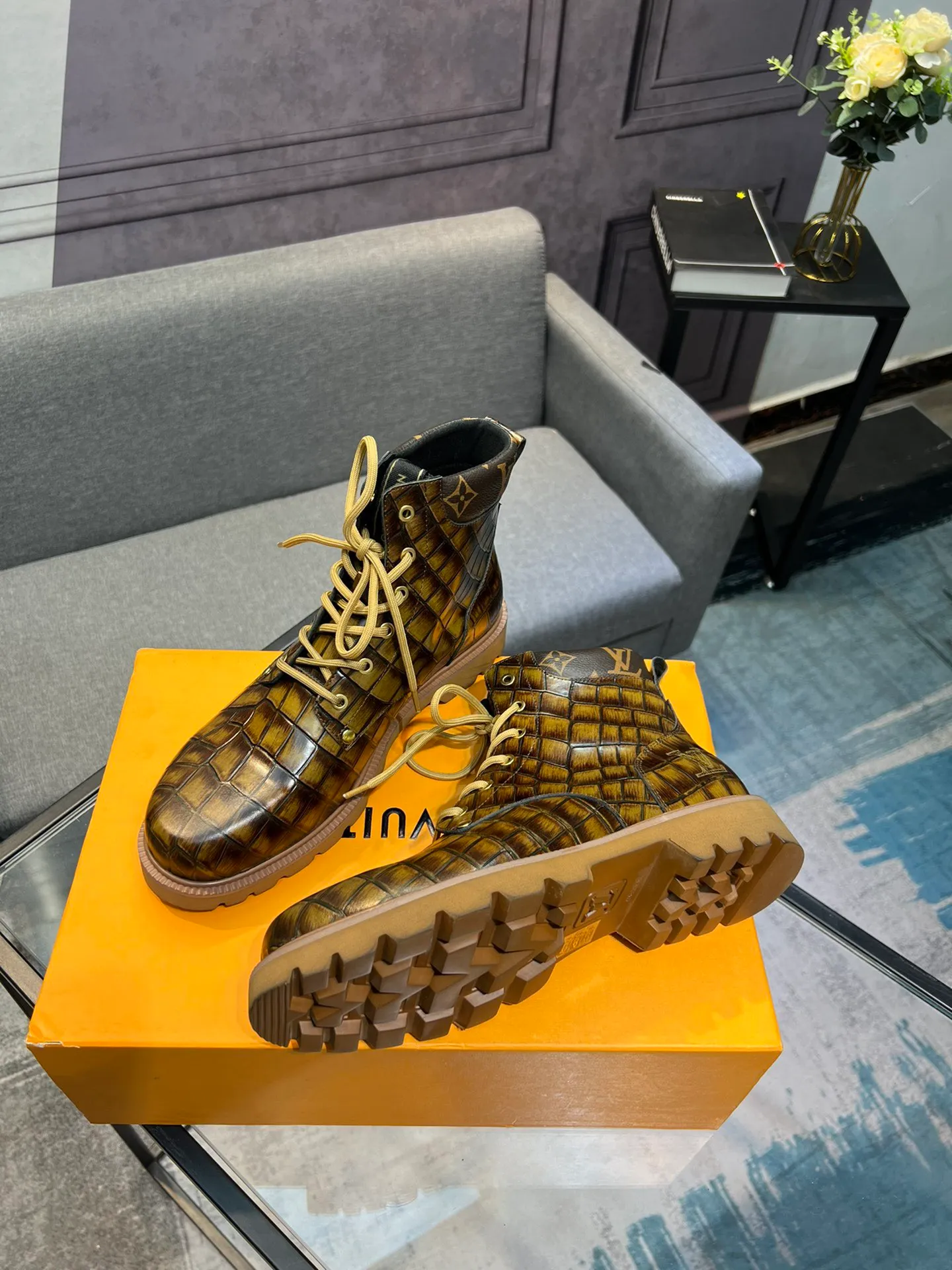 Men's shoes 💰900 L Home - the latest LV men's business casual boots, luxury and nobility are a must, all made of imported original first-layer cowhide, just to create a more comfortable wearing experience, ➕top imported water-dyed full cow lining, original high wear-resistant outsole! 👏👏 Size: Male 39-44; (38 45 46 customized)